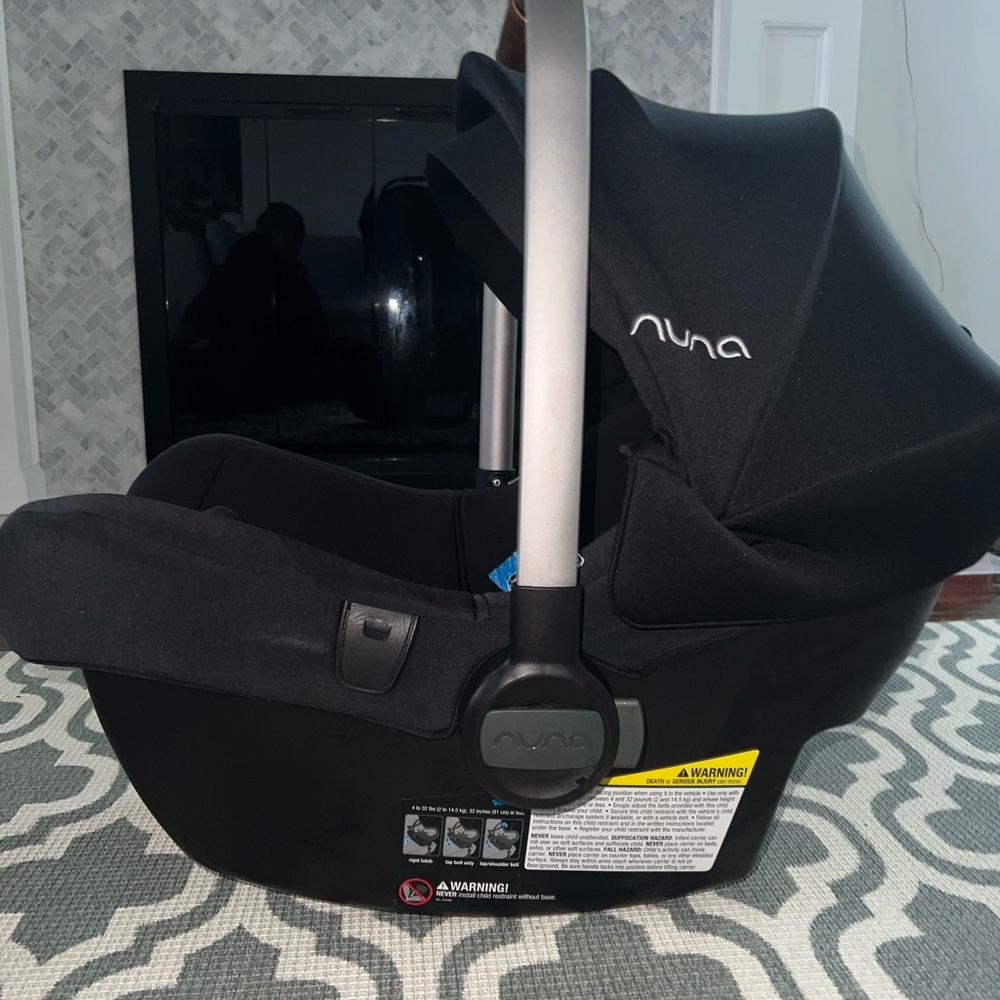 Nuna Pipa Lite w/base, caviar. Very gently used.